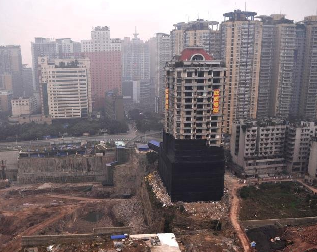 重庆20层高楼爆破拆除全过程仅2秒 重庆20层高楼爆破拆除全过程仅2秒