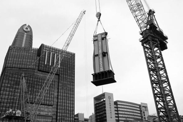 全国最高纯钢结构建筑深圳开吊