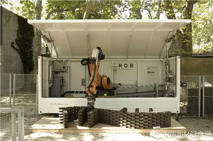 西澳全球首创自动砌砖机器人 两天盖一栋房