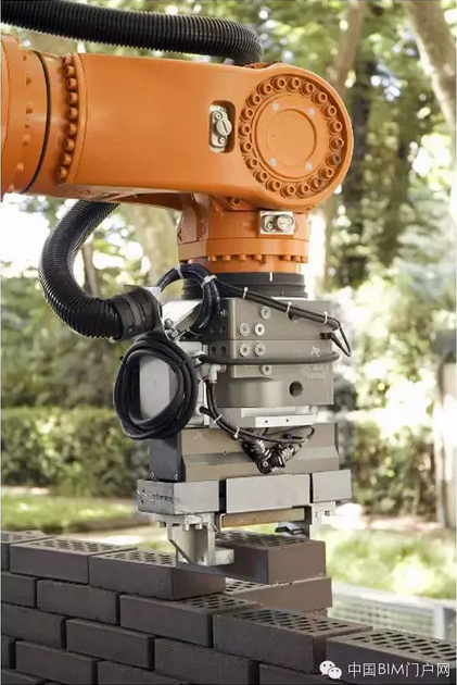 西澳全球首创自动砌砖机器人 两天盖一栋房