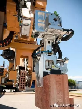 西澳全球首创自动砌砖机器人 两天盖一栋房