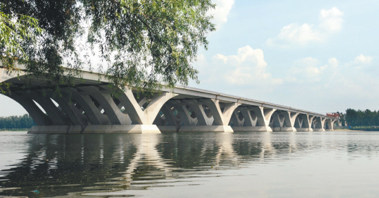 施工人员看“三维BIM电影”建出云龙湖大桥 施工人员看“三维BIM电影”建出云龙湖大桥