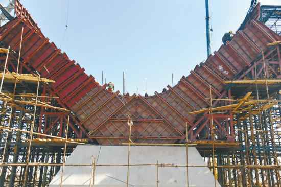 施工人员看“三维BIM电影”建出云龙湖大桥 施工人员看“三维BIM电影”建出云龙湖大桥