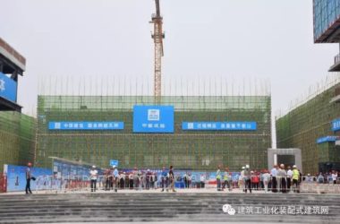 装配式|5月10日,成都新兴工业园服务中心项目成功举办2017年成都天府新区质量安全暨装配式建筑观摩会。该项目是目前西南地区装配率最高的装配式建筑,西南地区首个工业化公建项目、首个采用EPC工程总承包模式的工业化项目、首个采用BIM技术进行图纸深化设计的工业化项目、首个装配式框架结构的装配式建筑项目。-BIM建筑网
