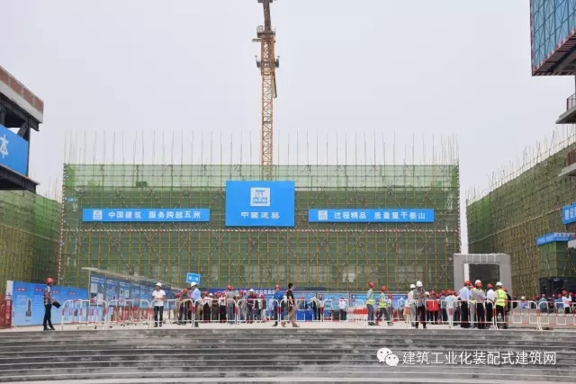 装配式|5月10日,成都新兴工业园服务中心项目成功举办2017年成都天府新区质量安全暨装配式建筑观摩会。该项目是目前西南地区装配率最高的装配式建筑,西南地区首个工业化公建项目、首个采用EPC工程总承包模式的工业化项目、首个采用BIM技术进行图纸深化设计的工业化项目、首个装配式框架结构的装配式建筑项目。 装配式资讯 第7张-BIM建筑网 装配式|5月10日,成都新兴工业园服务中心项目成功举办2017年成都天府新区质量安全暨装配式建筑观摩会。该项目是目前西南地区装配率最高的装配式建筑,西南地区首个工业化公建项目、首个采用EPC工程总承包模式的工业化项目、首个采用BIM技术进行图纸深化设计的工业化项目、首个装配式框架结构的装配式建筑项目。 装配式资讯 第7张