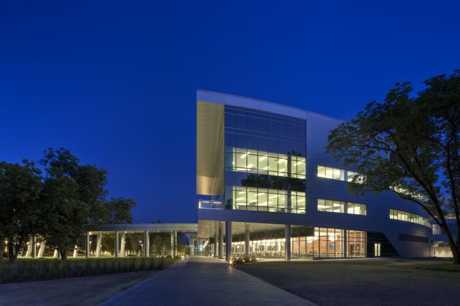 BIM建筑|停泊于密歇根胡畔的白色邮轮:西北年夜学瑞安-沃尔特体育中间 / 美国帕金斯威尔建筑事务所 BIM建筑|停泊于密歇根胡畔的白色邮轮:西北年夜学瑞安-沃尔特体育中间 / 美国帕金斯威尔建筑事务所