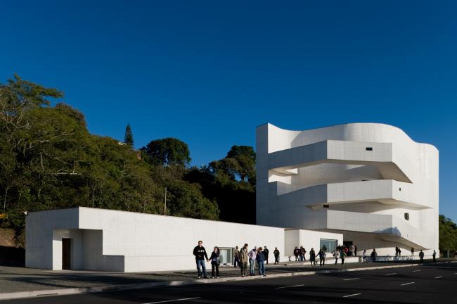 BIM建筑|层叠交织的手指坡道,在规整的秩序中追求变体 / Alvaro Siza建筑师事务所 BIM建筑|层叠交织的手指坡道,在规整的秩序中追求变体 / Alvaro Siza建筑师事务所
