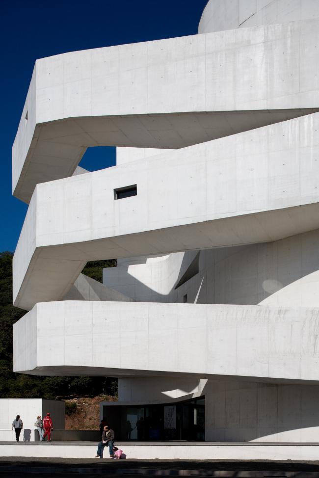 BIM建筑|层叠交织的手指坡道,在规整的秩序中追求变体 / Alvaro Siza建筑师事务所 BIM建筑|层叠交织的手指坡道,在规整的秩序中追求变体 / Alvaro Siza建筑师事务所