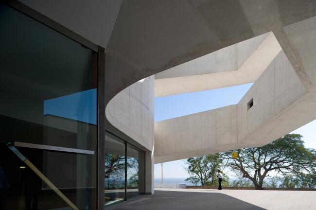 BIM建筑|层叠交织的手指坡道,在规整的秩序中追求变体 / Alvaro Siza建筑师事务所 BIM建筑|层叠交织的手指坡道,在规整的秩序中追求变体 / Alvaro Siza建筑师事务所