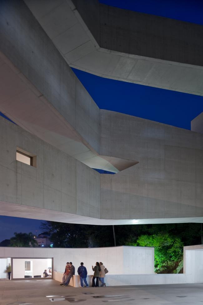 BIM建筑|层叠交织的手指坡道,在规整的秩序中追求变体 / Alvaro Siza建筑师事务所 BIM建筑|层叠交织的手指坡道,在规整的秩序中追求变体 / Alvaro Siza建筑师事务所