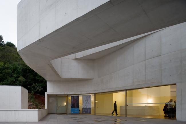 BIM建筑|层叠交织的手指坡道,在规整的秩序中追求变体 / Alvaro Siza建筑师事务所 BIM建筑|层叠交织的手指坡道,在规整的秩序中追求变体 / Alvaro Siza建筑师事务所