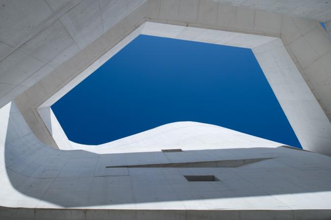 BIM建筑|层叠交织的手指坡道,在规整的秩序中追求变体 / Alvaro Siza建筑师事务所 BIM建筑|层叠交织的手指坡道,在规整的秩序中追求变体 / Alvaro Siza建筑师事务所