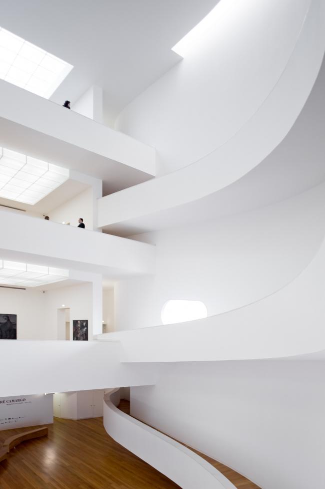 BIM建筑|层叠交织的手指坡道,在规整的秩序中追求变体 / Alvaro Siza建筑师事务所 BIM建筑|层叠交织的手指坡道,在规整的秩序中追求变体 / Alvaro Siza建筑师事务所