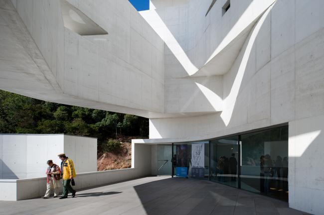 BIM建筑|层叠交织的手指坡道,在规整的秩序中追求变体 / Alvaro Siza建筑师事务所 BIM建筑|层叠交织的手指坡道,在规整的秩序中追求变体 / Alvaro Siza建筑师事务所