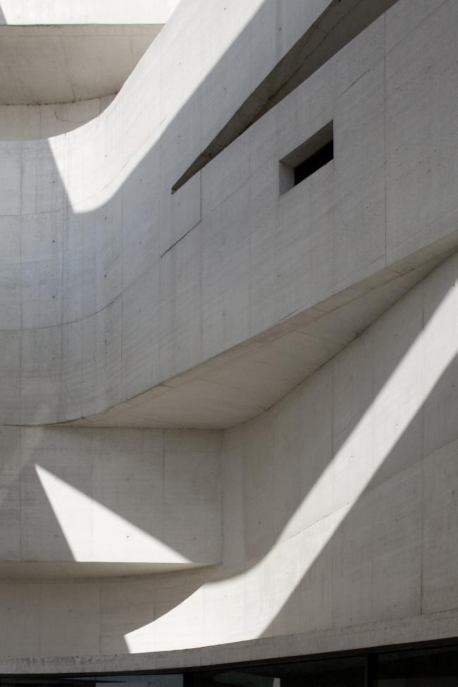 BIM建筑|层叠交织的手指坡道,在规整的秩序中追求变体 / Alvaro Siza建筑师事务所 BIM建筑|层叠交织的手指坡道,在规整的秩序中追求变体 / Alvaro Siza建筑师事务所