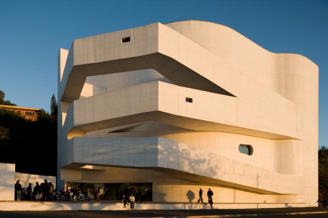 BIM建筑|层叠交织的手指坡道,在规整的秩序中追求变体 / Alvaro Siza建筑师事务所 BIM建筑|层叠交织的手指坡道,在规整的秩序中追求变体 / Alvaro Siza建筑师事务所