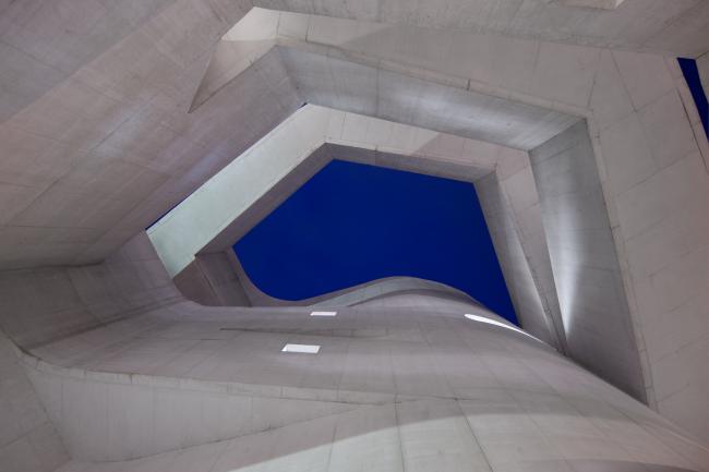 BIM建筑|层叠交织的手指坡道,在规整的秩序中追求变体 / Alvaro Siza建筑师事务所 BIM建筑|层叠交织的手指坡道,在规整的秩序中追求变体 / Alvaro Siza建筑师事务所