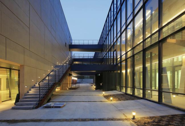 BIM建筑|运动丰盛多样的片子小城:韩国明影片公司坡州年夜楼 / 履露斋 BIM建筑|运动丰盛多样的片子小城:韩国明影片公司坡州年夜楼 / 履露斋