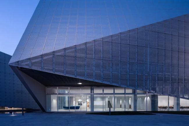 BIM建筑|浅水池边的半透明展现馆 BIM建筑|浅水池边的半透明展现馆