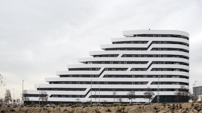 BIM建筑|自由曲线修建的白色雕塑:湖畔天台公寓 BIM建筑|自由曲线修建的白色雕塑:湖畔天台公寓