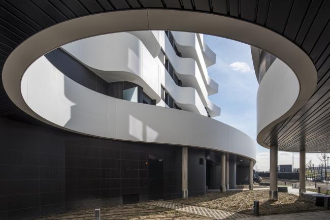 BIM建筑|自由曲线修建的白色雕塑:湖畔天台公寓 BIM建筑|自由曲线修建的白色雕塑:湖畔天台公寓