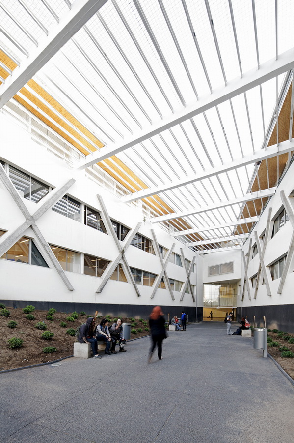 BIM建筑|回环波折的坡道交织纵横于幻化多姿的空间 / Santo Tomas学院中间 BIM建筑|回环波折的坡道交织纵横于幻化多姿的空间 / Santo Tomas学院中间