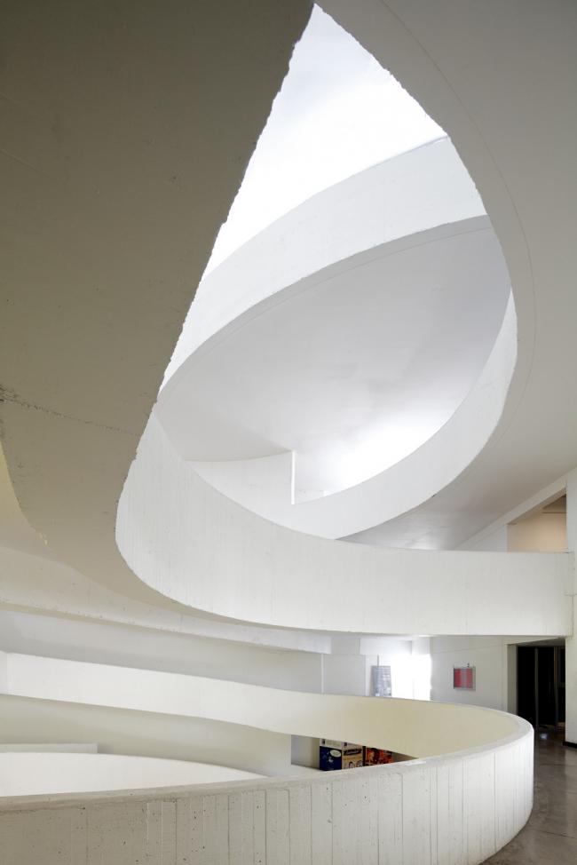 BIM建筑|回环波折的坡道交织纵横于幻化多姿的空间 / Santo Tomas学院中间 BIM建筑|回环波折的坡道交织纵横于幻化多姿的空间 / Santo Tomas学院中间