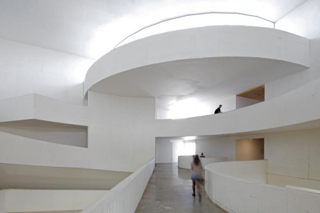 BIM建筑|回环波折的坡道交织纵横于幻化多姿的空间 / Santo Tomas学院中间 BIM建筑|回环波折的坡道交织纵横于幻化多姿的空间 / Santo Tomas学院中间