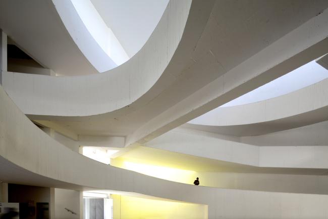 BIM建筑|回环波折的坡道交织纵横于幻化多姿的空间 / Santo Tomas学院中间 BIM建筑|回环波折的坡道交织纵横于幻化多姿的空间 / Santo Tomas学院中间