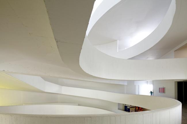 BIM建筑|回环波折的坡道交织纵横于幻化多姿的空间 / Santo Tomas学院中间 BIM建筑|回环波折的坡道交织纵横于幻化多姿的空间 / Santo Tomas学院中间