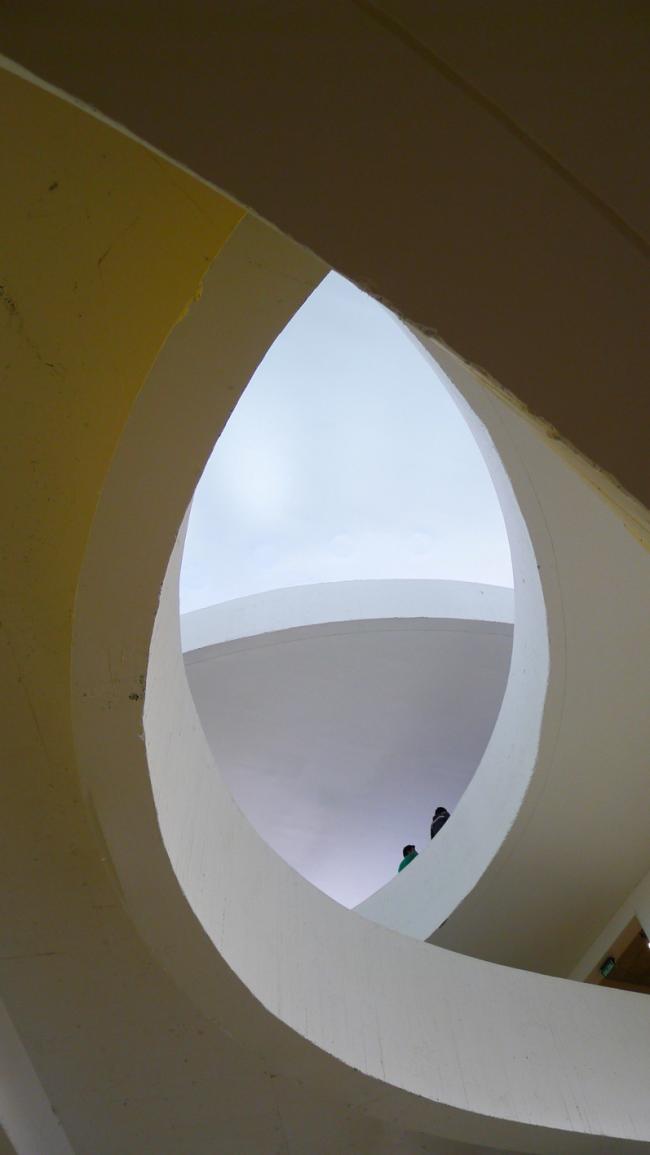 BIM建筑|回环波折的坡道交织纵横于幻化多姿的空间 / Santo Tomas学院中间 BIM建筑|回环波折的坡道交织纵横于幻化多姿的空间 / Santo Tomas学院中间