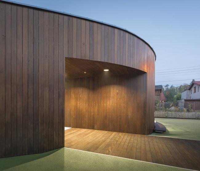 BIM建筑|混凝土与木板组成的弧形乐土:波兰幼儿园 BIM建筑|混凝土与木板组成的弧形乐土:波兰幼儿园