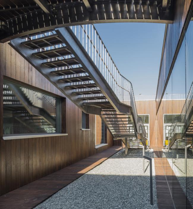 BIM建筑|混凝土与木板组成的弧形乐土:波兰幼儿园 BIM建筑|混凝土与木板组成的弧形乐土:波兰幼儿园
