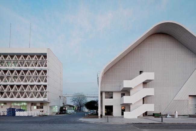 BIM建筑|现代金属质感,自由海浪屋顶诠释跨越50年时空的工场重构 BIM建筑|现代金属质感,自由海浪屋顶诠释跨越50年时空的工场重构