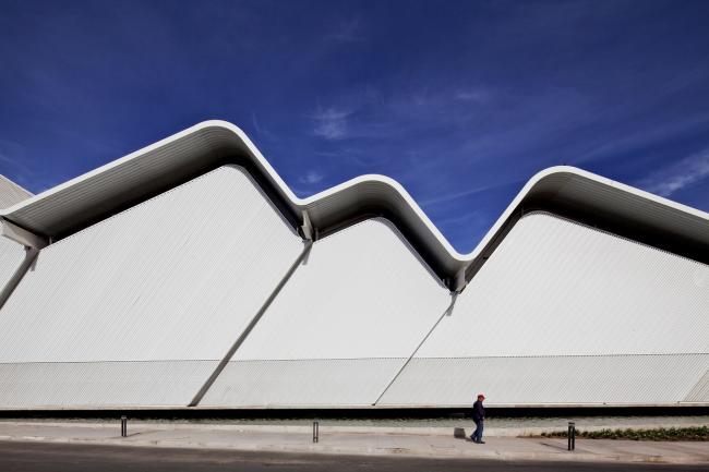 BIM建筑|现代金属质感,自由海浪屋顶诠释跨越50年时空的工场重构 BIM建筑|现代金属质感,自由海浪屋顶诠释跨越50年时空的工场重构