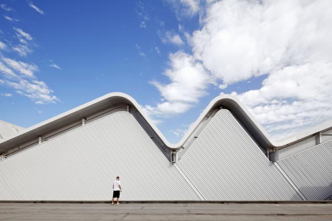 BIM建筑|现代金属质感,自由海浪屋顶诠释跨越50年时空的工场重构 BIM建筑|现代金属质感,自由海浪屋顶诠释跨越50年时空的工场重构