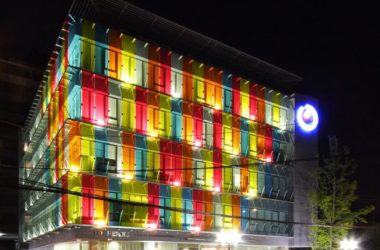 BIM建筑|轻逸琉璃,“五彩霓虹”映衬下的办公年夜楼-BIM建筑网