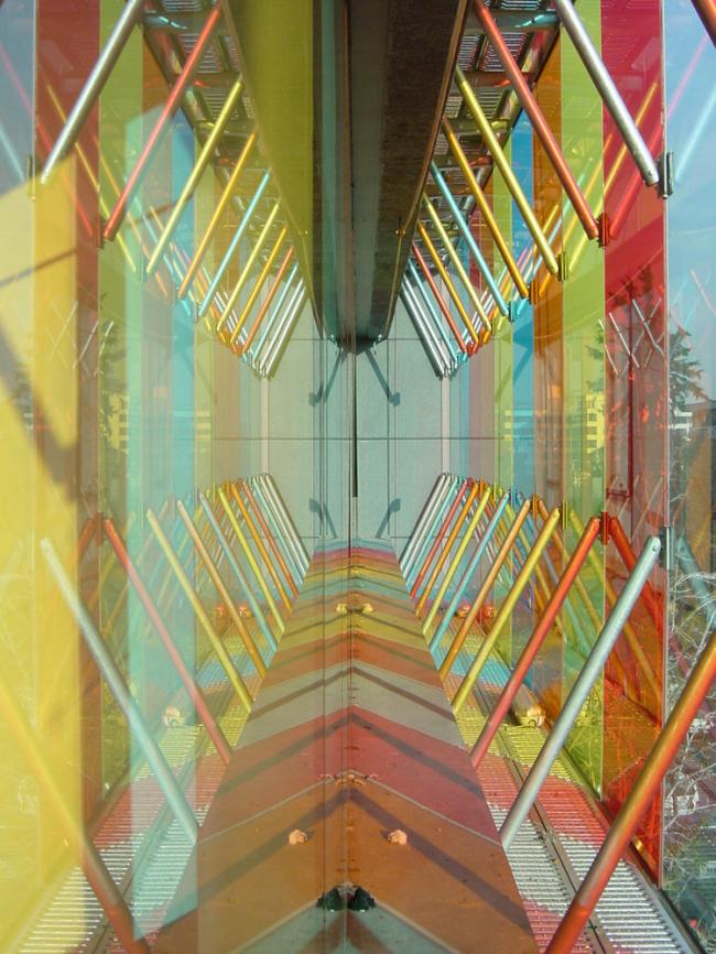 BIM建筑|轻逸琉璃,“五彩霓虹”映衬下的办公年夜楼 BIM建筑|轻逸琉璃,“五彩霓虹”映衬下的办公年夜楼
