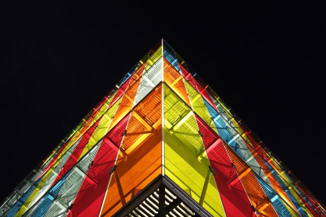 BIM建筑|轻逸琉璃,“五彩霓虹”映衬下的办公年夜楼 BIM建筑|轻逸琉璃,“五彩霓虹”映衬下的办公年夜楼