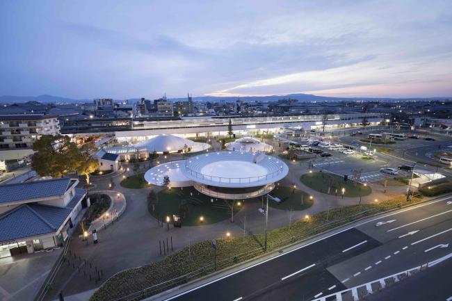 BIM建筑|立在城市客堂的巨型家具,日本奈良的暗昧空间:CoFuFun车站广场 BIM建筑|立在城市客堂的巨型家具,日本奈良的暗昧空间:CoFuFun车站广场