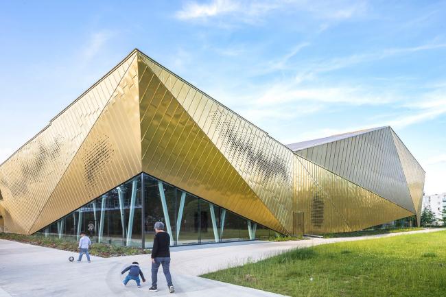 BIM建筑|绿草蓝天中的一抹金:La Fontaine体育中间 BIM建筑|绿草蓝天中的一抹金:La Fontaine体育中间