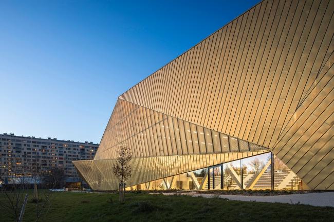 BIM建筑|绿草蓝天中的一抹金:La Fontaine体育中间 BIM建筑|绿草蓝天中的一抹金:La Fontaine体育中间
