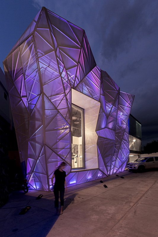 BIM建筑|织物的柔柔通透与几何金属的碰撞:厄瓜多尔贸易零售店面 BIM建筑|织物的柔柔通透与几何金属的碰撞:厄瓜多尔贸易零售店面