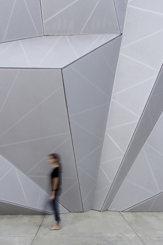 BIM建筑|织物的柔柔通透与几何金属的碰撞:厄瓜多尔贸易零售店面 BIM建筑|织物的柔柔通透与几何金属的碰撞:厄瓜多尔贸易零售店面