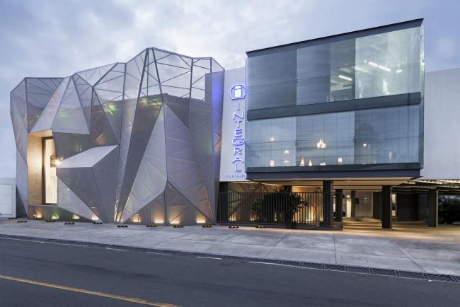 BIM建筑|织物的柔柔通透与几何金属的碰撞:厄瓜多尔贸易零售店面 BIM建筑|织物的柔柔通透与几何金属的碰撞:厄瓜多尔贸易零售店面