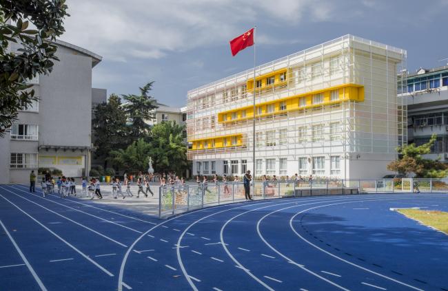 BIM建筑|梦幻般的蓝色操场:濮家小学濮家校区整体改革/形而上+杭州橡地建筑 BIM建筑|梦幻般的蓝色操场:濮家小学濮家校区整体改革/形而上+杭州橡地建筑