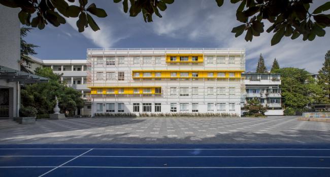 BIM建筑|梦幻般的蓝色操场:濮家小学濮家校区整体改革/形而上+杭州橡地建筑 BIM建筑|梦幻般的蓝色操场:濮家小学濮家校区整体改革/形而上+杭州橡地建筑