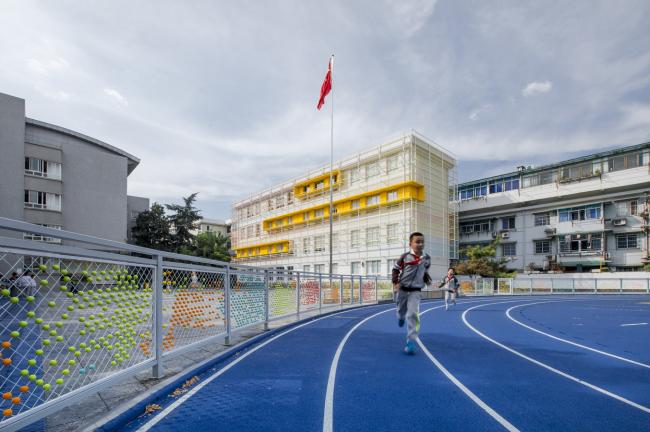 BIM建筑|梦幻般的蓝色操场:濮家小学濮家校区整体改革/形而上+杭州橡地建筑 BIM建筑|梦幻般的蓝色操场:濮家小学濮家校区整体改革/形而上+杭州橡地建筑