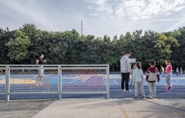 BIM建筑|梦幻般的蓝色操场:濮家小学濮家校区整体改革/形而上+杭州橡地建筑 BIM建筑|梦幻般的蓝色操场:濮家小学濮家校区整体改革/形而上+杭州橡地建筑
