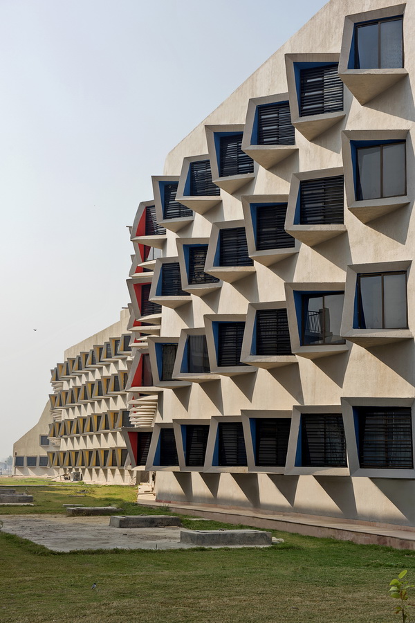 BIM建筑|多样且多彩,每扇窗户都有各自性情的学生公寓年夜楼 /Sanjay Puri建筑事务所 BIM建筑|多样且多彩,每扇窗户都有各自性情的学生公寓年夜楼 /Sanjay Puri建筑事务所